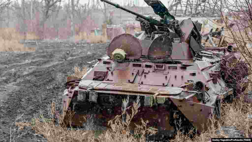 Egy megsemmisült tank Marjinkában 2024. december 4-én. Grom szerint a város szokatlanul zöld volt, és „tavasszal gyönyörű, amikor virágoztak a gyümölcsfák”