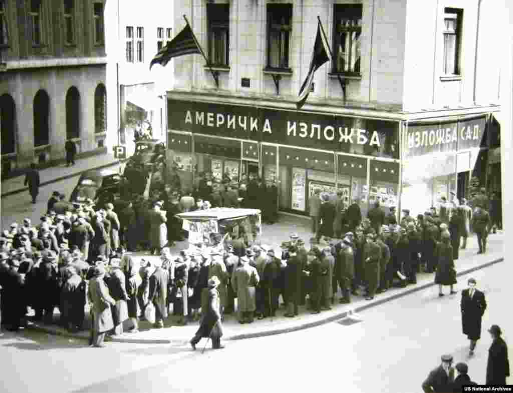 Локалните жители во Белград се редат пред „американскиот информативен центар“ за да читаат весници кои известуваат за смртта на Сталин во 1953 година. 