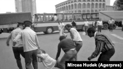 Imagini de arhivă din Piața Universității, din București, centrul protestelor suprimate cu ajutorul minerilor.
