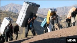 کولبران در مرز ایران و عراق با خطر تیراندازی مأموران مواجه‌اند.