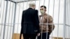 Зь сіняком пад вокам і перабінтаванай рукой. Пачаўся суд над Сьцяпанам Латыпавым, якога затрымалі на «плошчы Перамен»