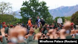 دیدار نیکلاس مادورو با نظامیان وفادار به خود در کاراکاس در ۳۰ ژانویه امسال