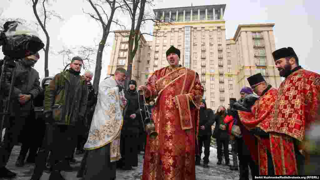 Un preot spune o rugăciune în memoria celor uciși în urmă cu șapte ani. Majoritatea victimelor și-au pierdut viața în perioada 18-20 februarie, 49 de persoane murind pe 20 februarie.