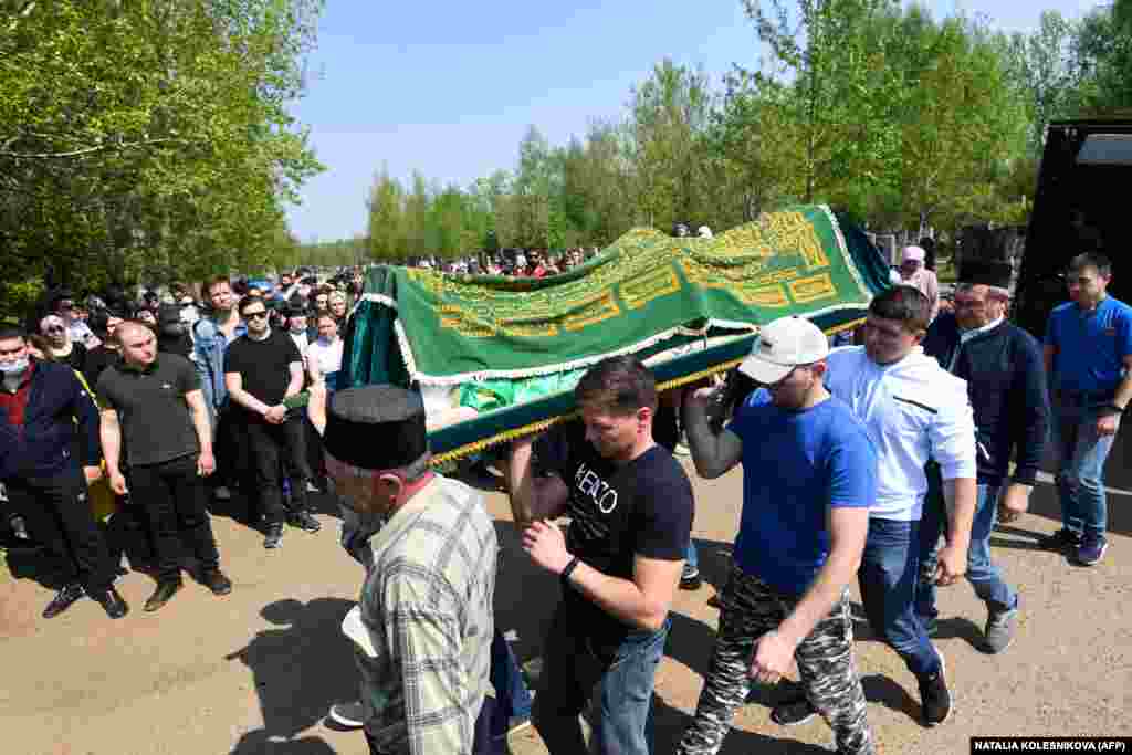 Sicriul Elvirei Ignatieva, profesoara de limbă engleză împușcată în tragedia din Kazan, purtat către locul înmormântării 