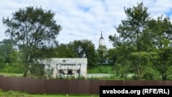 Панарамнае фота Сынагогі. На дальнім пляне Ратуша