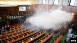 Suzavac u Skupštini Kosova, 14. decembar 2015.