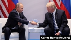 Путин менен Трамп "Чоң жыйырманын" саммитинде жолуккан учур. Гамбург, 7-июль, 2017-жыл.