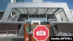 "Мираж" кунакханәсе алдында Касьяновны көткән чемодан