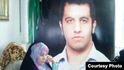 پدر احمد می‌گوید که او برای طرفداری از میرحسین موسوی به خیابان رفته بود