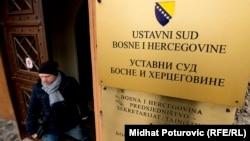 Tabla na ulazu u Ustavni sud Bosne i Hercegovine u Sarajevu.
