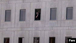 Человек в окне парламента Ирана.