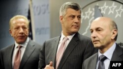Kryeministri Hashim Thaçi (në mes), Isa Mustafa(djathtas) dhe Behxhet Pacolli (majtas)