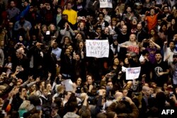 Столкновение сторонников и противников Трампа в Чикаго