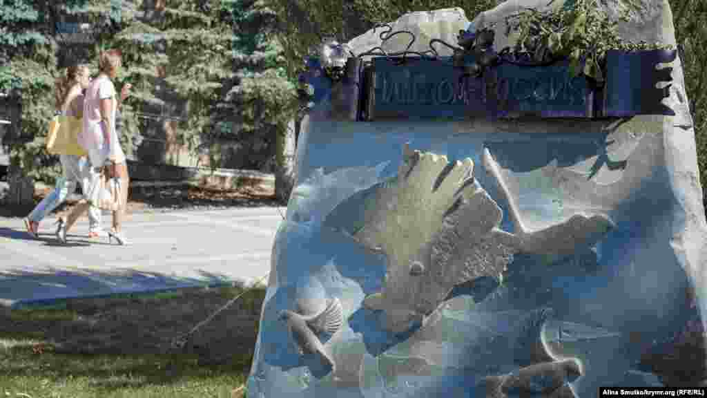Пам'ятник «Наш дім – Росія». Пам'ятний знак відкрили 16 березня 2015 року – до першої річниці «референдуму» – у будівлі адміністрації Сімферополя. За словами підконтрольного Росії голови міської адміністрації Сімферополя Геннадія Бахарєва, цей монумент – «знак подяки захисникам Криму в період Російської весни»