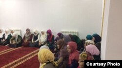 Діни жолдағы әйелдерге арналған орталықтың ашылуына жиналған халық. Ақтөбе. 25 қараша 2016 жыл.