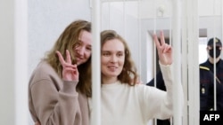Kacjarina Andrejeva és Darja Csulcova a bíróság meghallgatásán Minszkben 2021. február 18-án