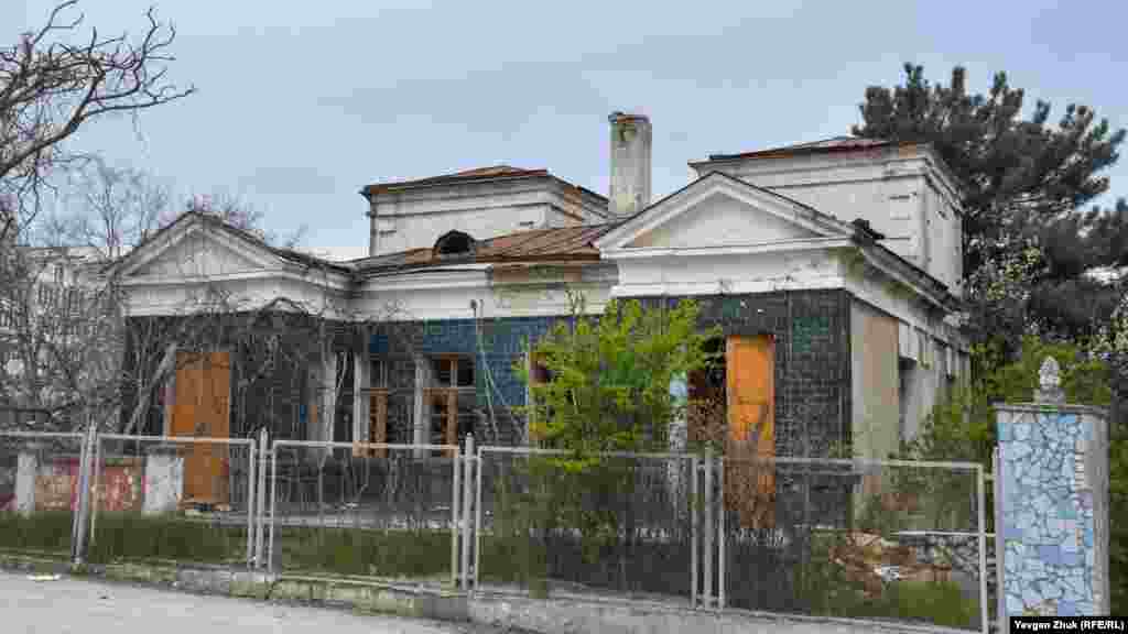 Старовинна будівля інфекційного госпіталю зведена, за деякими відомостями, в 1910 році. Будівля має одноповерховий фасад з боку дороги і триповерховий – зі зворотного боку