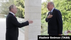Түркиянын президенти Владимир Путин Түркиянын президенти Режеп Тайип Эрдоганды кабыл алган учур. Сочи, 2021-жылдын 29-сентябры. 