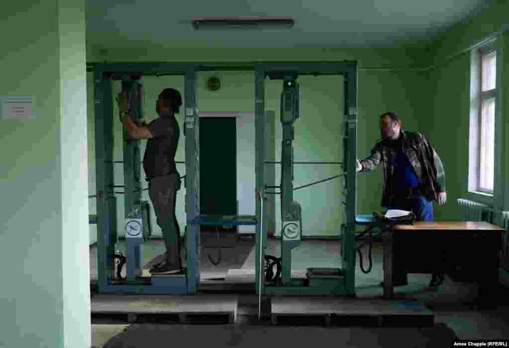 Чернобыльге келген әр адамның қорқатын сәті - осы. Жолбасшы Дмитрий Кольчинскийді (сол жақта) радиация жұқтырған-жұқтырмағанын тексерген кезде дабыл белгісі қосылды. Жыпылықтап тұрған қызыл шам оның кеуде тұсында радиация барын хабарлады. Ол кеудесіне таққан белгіні шешіп тастап еді, дабыл да тыйылды. Бірақ Дмитрий үрейленіп, қайтар жолда әйеліне телефон соғып, "жаңа киім дайындап қойшы, баламның жанында мұндай нәрсе болмасын" деді. Василий сияқты адамдар қаншама қауіпсіз деп иландырып бақса да, Чернобыль радиациядан әлі айықпаған.