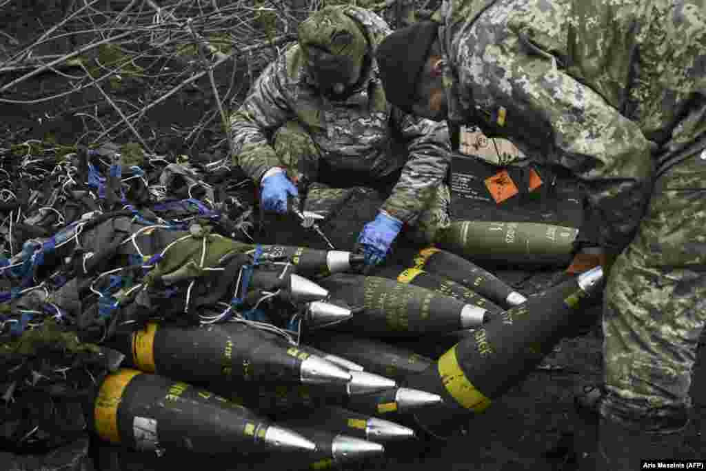 155-мм та 105-мм артилерійські снаряди Калібри цих артилерійських снарядів відповідають стандартам НАТО і використовуються в сотнях західних гаубиць, які постачають в Україну. В умовах дефіциту виробництва кожен 155-мм снаряд сьогодні коштує близько 8400 доларів 