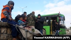 برخی از شهروندان حلب که روز شنبه آماده انتقال از بخش غربی شهر، به بخش شرقی آن بودند.