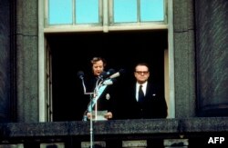 La 15 ianuarie 1972, premierul Jen Otto Kraug asista pe balconul castelului Christiansborg la proclamarea primei femei pe tronul Danemarcei, Regina Margrethe a II-a. Foto Vagn Hansen / Ritzau Scanpix / AFP