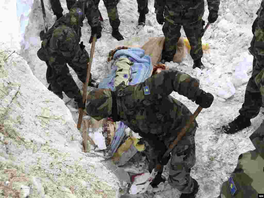 Spasilačke ekipe u Rastelici, 12.02.2012. Foto: EPA / Valdrin Xemaj