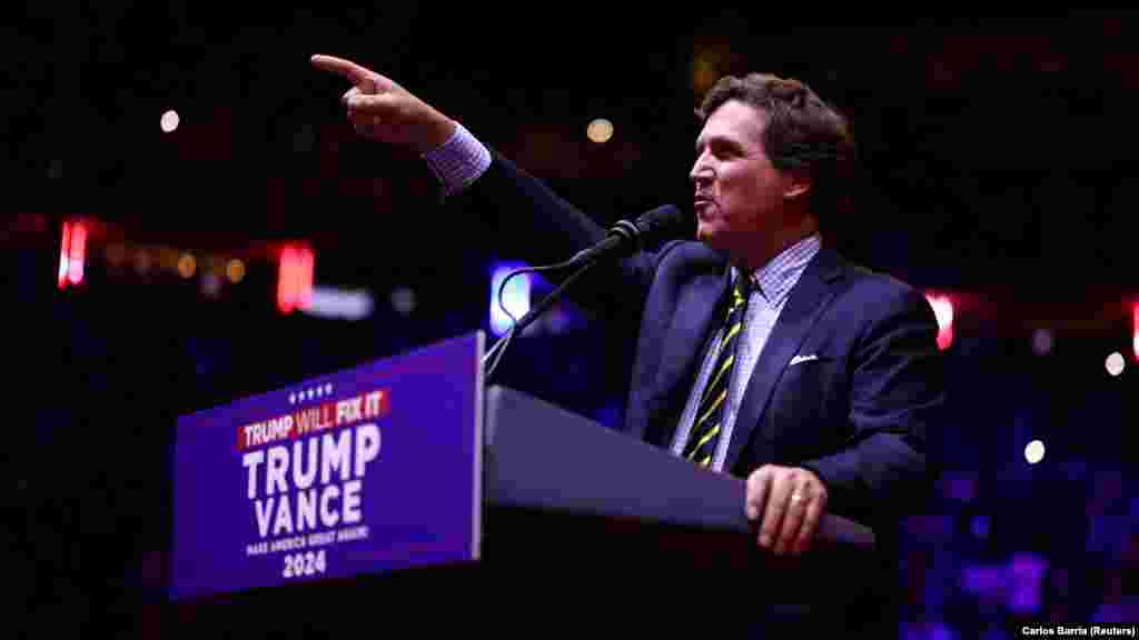 Tucker Carlson szélsőjobboldali médiaszemélyiség a republikánus elnökjelölt és korábbi amerikai elnök, Donald Trump mellett tartott nagygyűlésen a Madison Square Gardenben, New Yorkban október 27-én. 2023-ig a Fox News Tucker Carlson Tonight című politikai műsorának műsorvezetője volt, amíg ki nem rúgták. Készített interjút Orbán Viktorral és Vlagyimir Putyinnal is