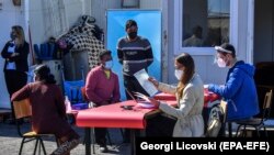 Maqedoni e Veriut: zyrtarë për regjistrimin e popullsisë, regjistrojnë familje të pastreha në fshatin Vizbeg afër Shkupit, më 3 mars, 2021.