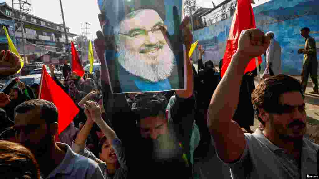Kasmíri síita muszlimok egy Izrael elleni tüntetésen az észak-indiai Szrinagarban 2024. szeptember 29-én. Izrael szerint a Hezbollah több mint húsz tagját ölték meg, és „Naszr Alláh szándékosan építette a Hezbollah központi főhadiszállását lakóépületek alá”