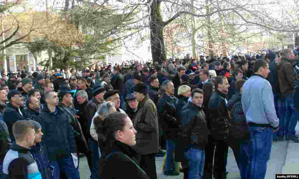 Үзәк мәйданда кырымтатарлары митингы барганда, урыс оешмалары Кырым Югары Радасы алдында үз җыенын үткәрде.