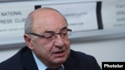 Հանրային խորհրդի նախագահ Վազգեն Մանուկյանը ասուլիսի ժամանակ, հոկտեմբեր, 2019թ․