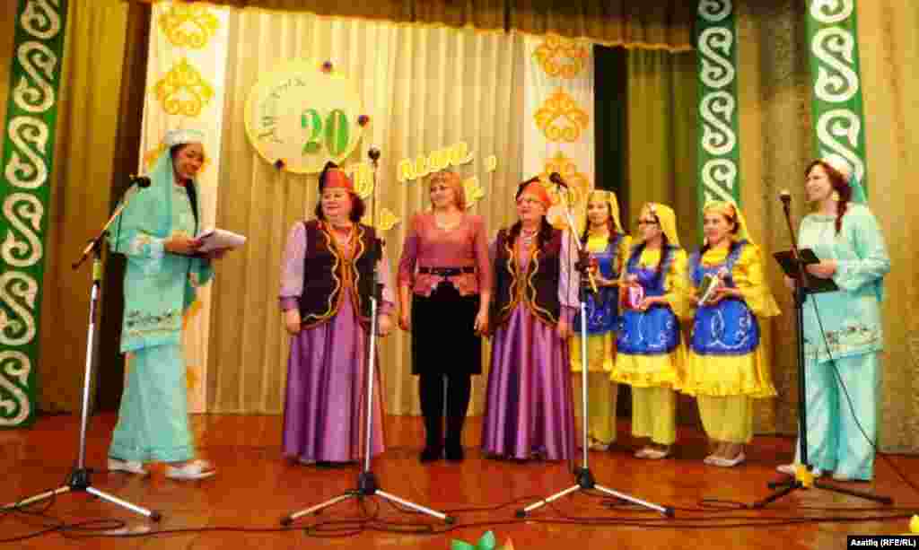 Уртада "Дуслык" ансамбленең элекке һәм хәзерге җитәкчеләре