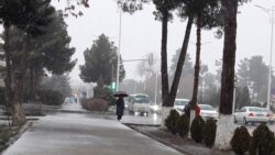 Diňle: Aşgabatda, welaýatlarda güýçli gar elektrik üpjünçiligine we ýol hereketine täsir etdi