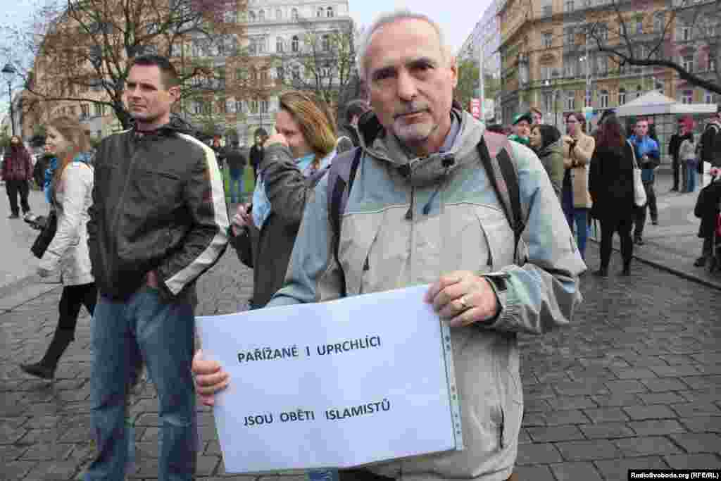 Напис на плакаті: «Парижани та біженці – жертви ісламістів»