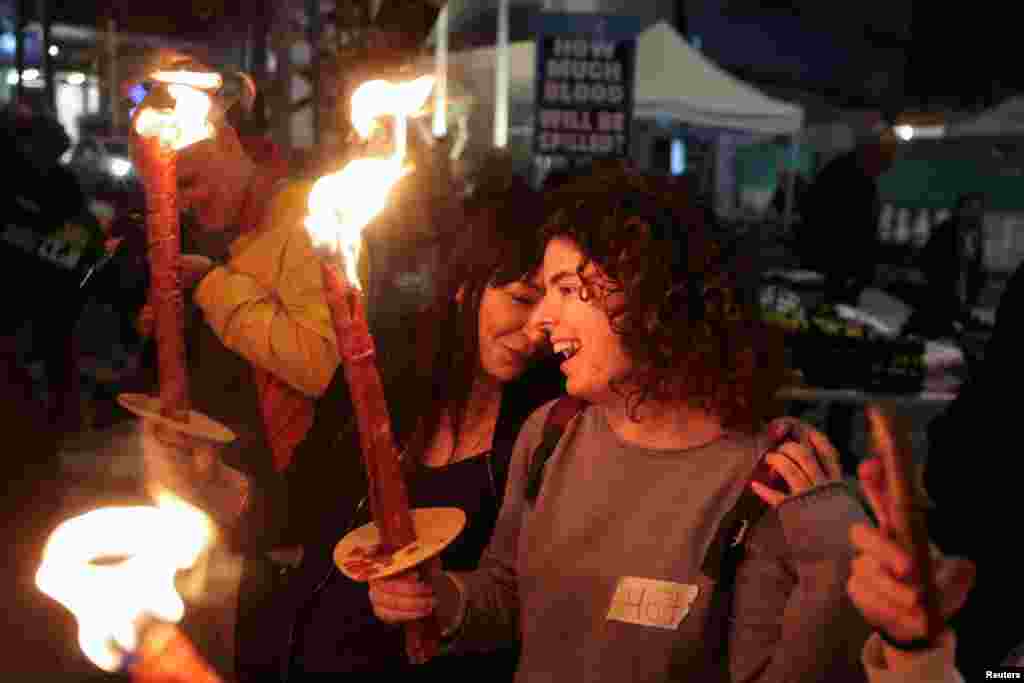 Disa pjesëmarrëse në protestën në Tel Aviv, ndërkohë që u bë e ditur arritja e marrëveshjes Izrael - Hamas. Fillimisht Hamasi do t’i lirojë 33 pengje – që pritet të jenë kryesisht gra, të moshuar dhe të sëmurë – në këmbim të palestinezëve të mbajtur në burgjet izraelite.