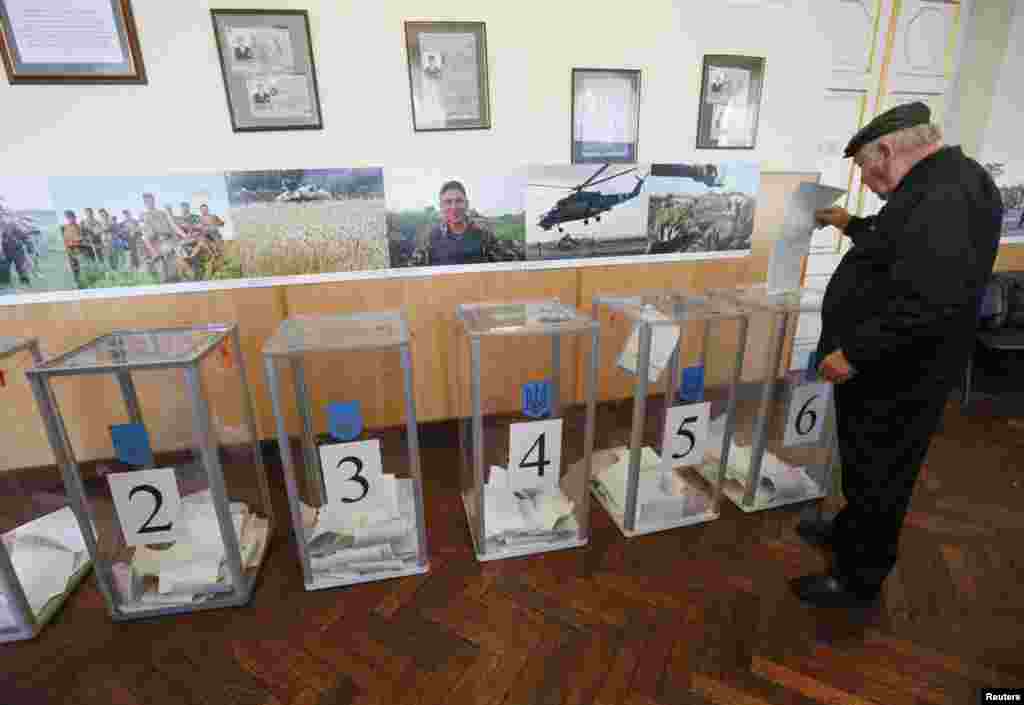 Голосування на одній з виборчих дільниць у столиці України. Київ, 25 жовтня 2015 року 