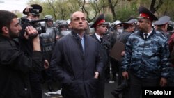 Հայաստան –– Երեւանի ոստիկանապետ Ներսես Նազարյանը ղեկավարում է ոստիկանական ուժերին Բաղրամյան պողոտայում ընդդիմադիր ցուցարարների հետ բախման ժամանակ, 9-ը ապրիլի, 2013թ.