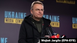 «Трамвайні маршрути 3 і 9 закоротили до Академії мистецтв, а трамвайний маршрут №4 їде через вулицю Городоцьку», – повідомив міський голова Андрій Садовий