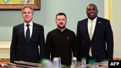 ABŞ-nyň döwlet sekretary Antoni Blinken (çepde), Ukrainanyň prezidenti Wolodymyr Zelenski we Britaniýanyň daşary syýasat sekretary Dawid Lammy Kiýewde. 11-nji sentýabr 