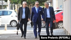 Crna Gora, advokat Mitar Mugoša (lijevo) , bivši gradonačelnik Podgorice Miomir Mugoša (u sredini) i advokat Predrag Đolević (desno), ispred Višeg suda u Podgorici, 29. maj, 2018.
