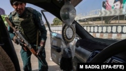 Kandahar: pe 12 august, fortele guvernamentale afgane mai controlau mașinile care intrau în oraș. Între timp s-a confirmat că milițiile Taliban au cucerit Kandahar, 13 august 2021.