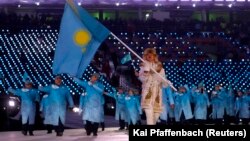 Пхенчхан олимпиадасының ашылу салтанатында Қазақстан туын шорт-трекші Абзал Ажғалиев ұстап шықты. 9 ақпан 2018 жыл.