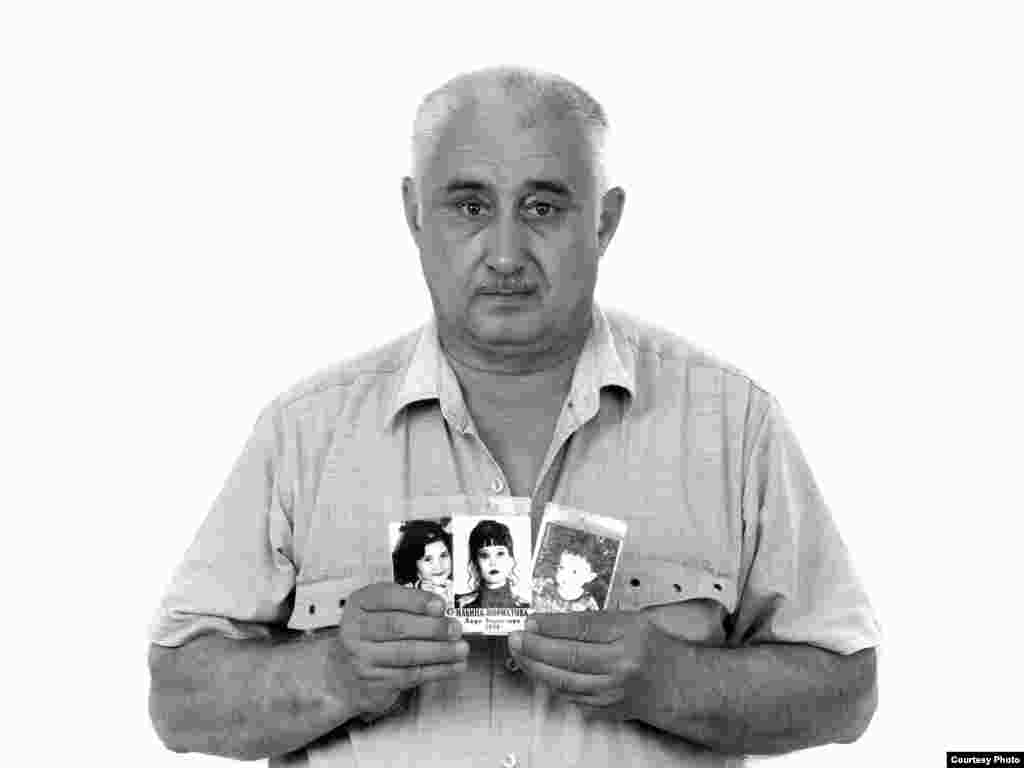 Борис Ильин. На фото убитые родные – внучка Зарина, дочь Эльвира и внук Амирхан. - За две недели до теракта семья Бориса Ильина приехала из Ташкета на историческую родину – в Осетию, привезли бабушку – мать Бориса Алексеевича. Потом на семейном совете было решено, что надо бы без пяти минут первоклашке Зарине пойти в бесланскую школу, чтобы не потерять первую четверть. Вот поэтому дочь Бориса Лира Норматова-Ильина повела в тот день школу №1 Зарину и сына дяди восьмилетнего Георгия. Прихватила и своего четырехлетнего сына Амирхана. Из школы спасли только Георгия с осколочными ранениями. Внучку Зарину искали дольше всех: «Только год спустя позвонили и сказали, что нашли. Они не до конца не уверены, видимо, поэтому так и бояться сегодня одного слова «эсгумация». Есть вероятность, что перепроверять придется многих». Мытарства Бориса после потери близких только начались: во-первых, пришлось 10 месяцев ждать получения российского гражданства – у него на руках был только узбекский паспорт,