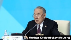 Қазақстан президенті Нұрсұлтан Назарбаев "Нұр Отан" жиынында сөйлеп отыр.