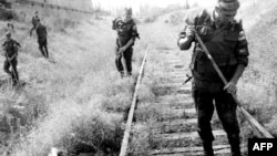Militari din forța rusă de „menținere a păcii” în Moldova într-o operațiune de deminare a unei căi ferate dintre Ucraina și Moldova, 13 August 1992 (imagine de arhivă)