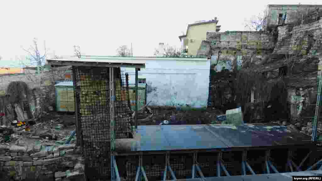 Великі Мітрідатські сходи межують із житловими будинками. На горі Мітрідат розташовані кілька вулиць, на яких в основному – одноповерхові будинки