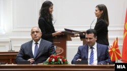 Премиерите на Македонија и на Бугарија, Зоран Заев и Бојко Борисов го потпишуваат договорот за добрососедство меѓу двете земји.