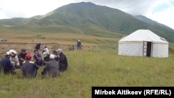 Участники акций протеста коксайцев, перекрывших канал на кыргызско-казахской границе. 8 июля 2013 года.