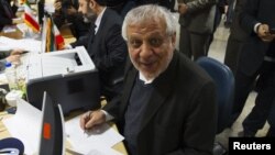 بادامچیان مخالفت خامنه‌ای با کاندیداتوری احمدی‌نژاد در انتخابات را «یک تدبیر بی‌نظیر در تاریخ جمهوری اسلامی و انتخابات‌» دانست.